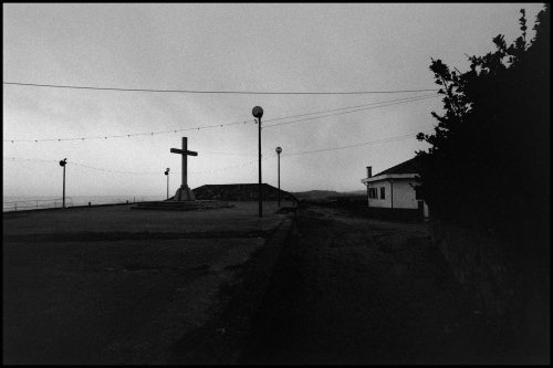 Anualmente a 24 de agosto na romaria de S. Bartolomeu do Mar, Esposende, invoca-se a proteção do santo contra os males atribuídos ao Diabo que, como é sabido, nesse dia anda à solta do nascer ao pôr do sol. Reza a lenda que S. Bartolomeu guarda esse dia para soltar do diabo, da trela onde o mantem preso o resto do ano, simbolizado pelo cão que mantém com uma trela.Para curar o medo, epilepsia, a gaguez e uma rol extenso de malefícios provocados pelo Diabo, os romeiros levam os filhos transportando consigo ao colo uma galinha preta, dando três voltas em redor da capela antes de nela entrarem procederem á oferenda sacrificial, após o que colocam na cabeça a imagem de São Bartolomeu. Cumprido este ritual encaminham-se para a praia onde as crianças são entregues ao banheiro que as faz mergulhar por três vezes nas águas gélidas contando um número ímpar de ondas.